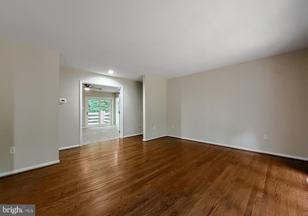 8425 MAUSEN LANE