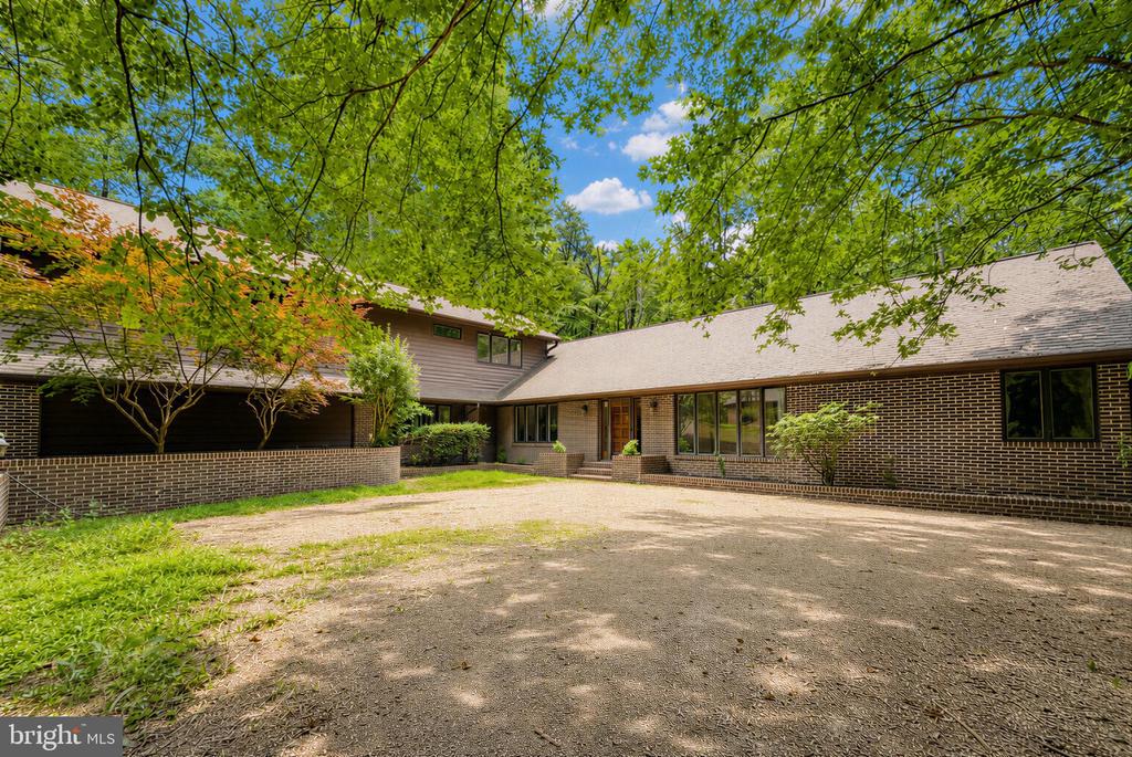 8425 MAUSEN LANE