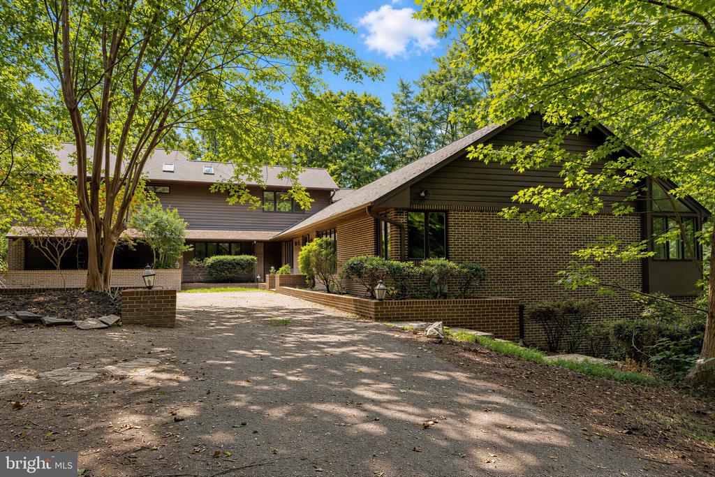 8425 MAUSEN LANE