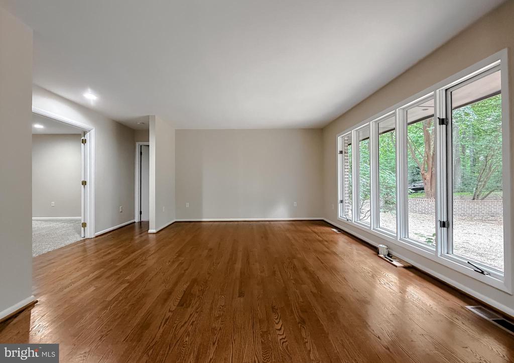 8425 MAUSEN LANE
