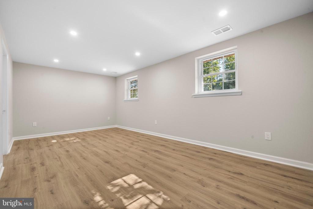 9370 FERNWOOD COURT