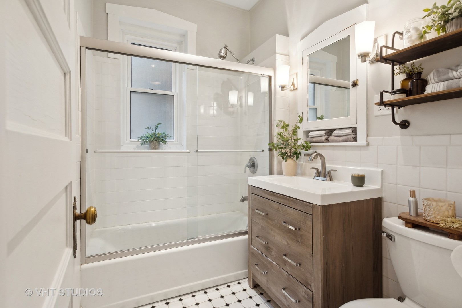 1964 N Howe Street Unit: 2