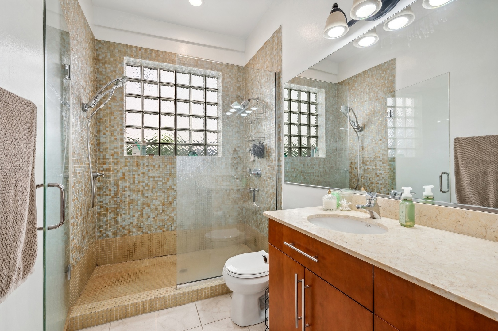 1302 N GREENVIEW Avenue Unit: 3