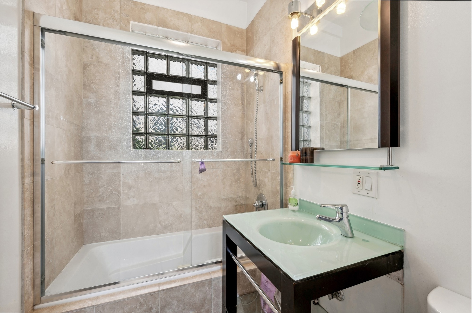 1302 N GREENVIEW Avenue Unit: 3