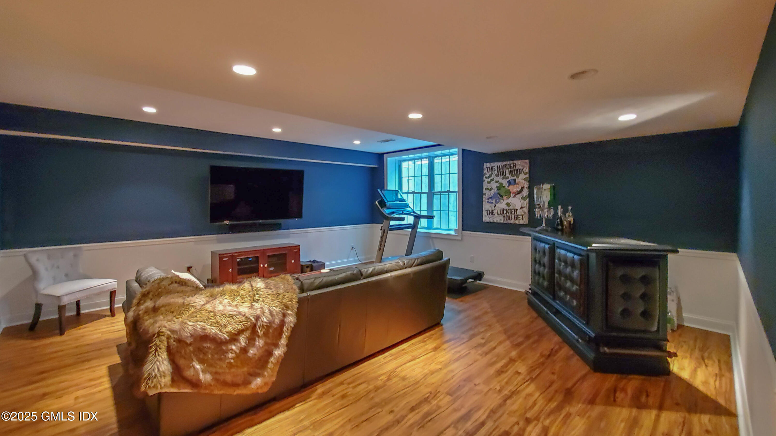 32 Cliff Avenue, 1