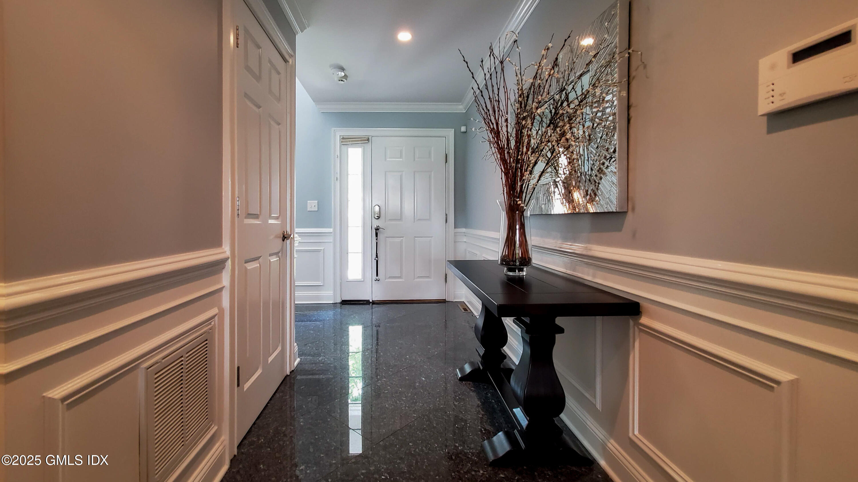 32 Cliff Avenue, 1