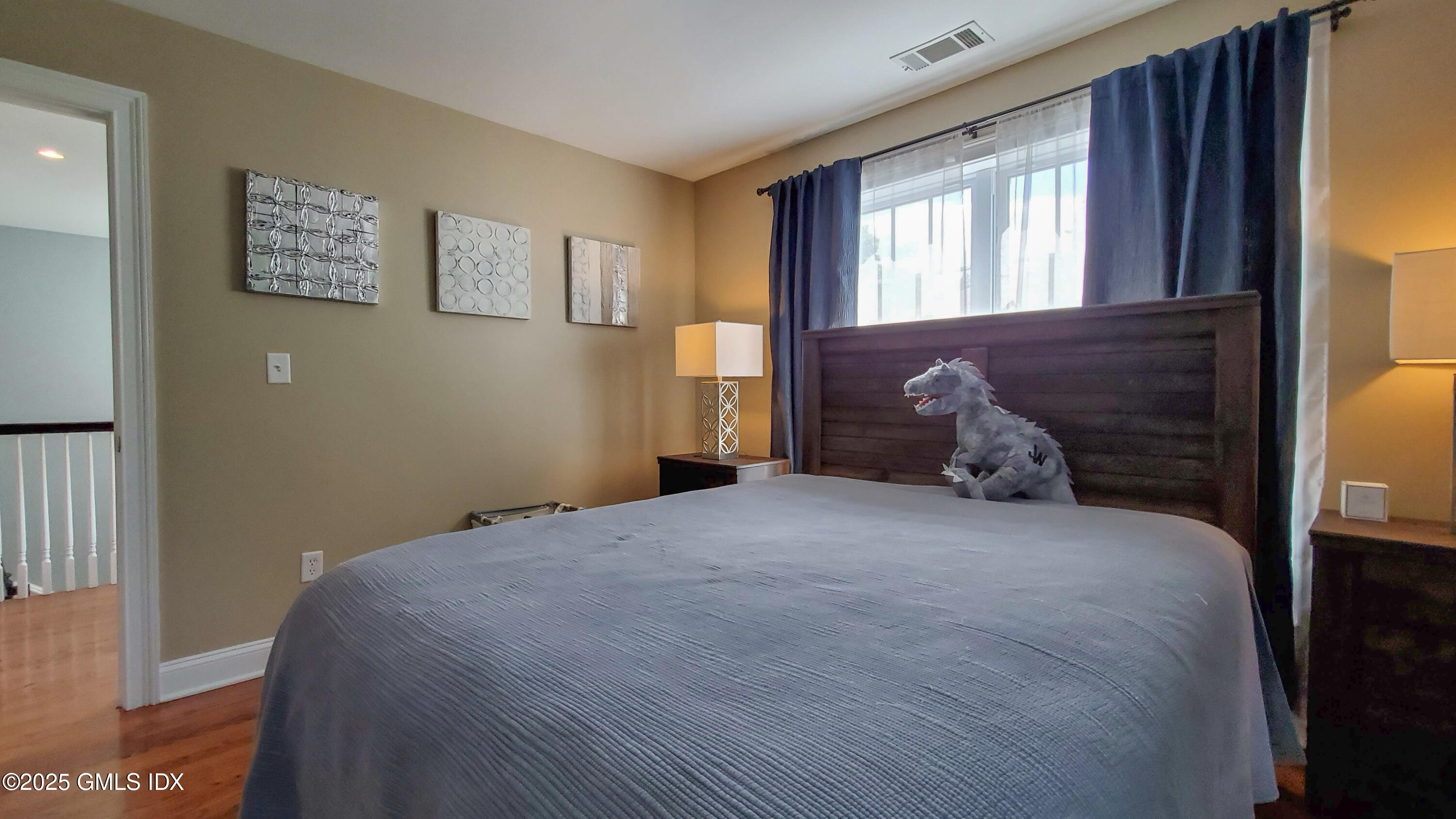 32 Cliff Avenue, 1