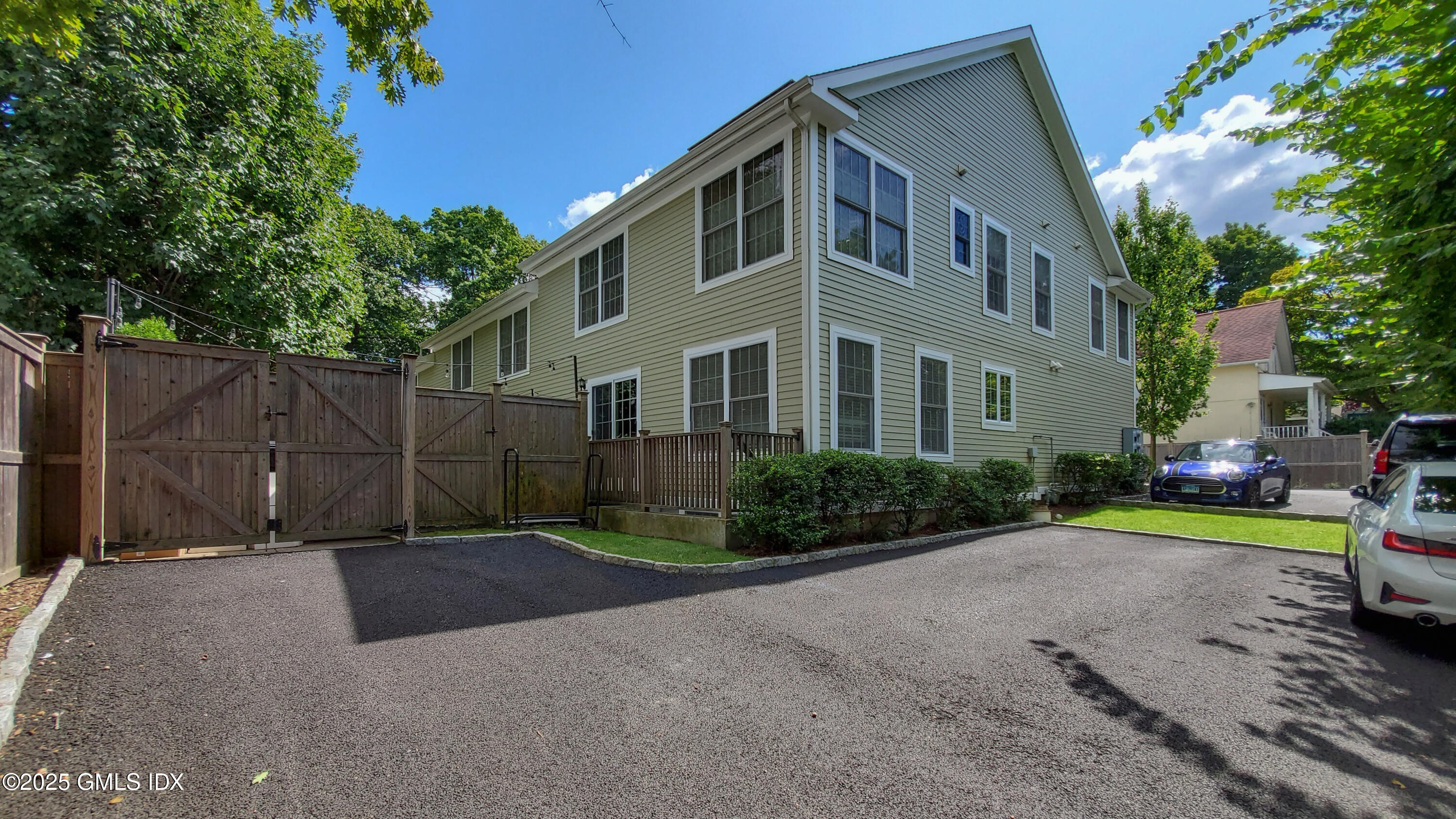 32 Cliff Avenue, 1