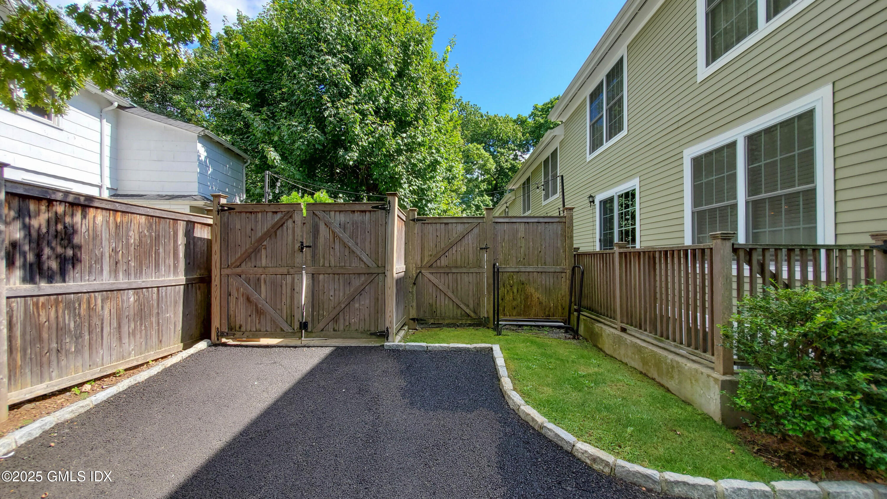 32 Cliff Avenue, 1