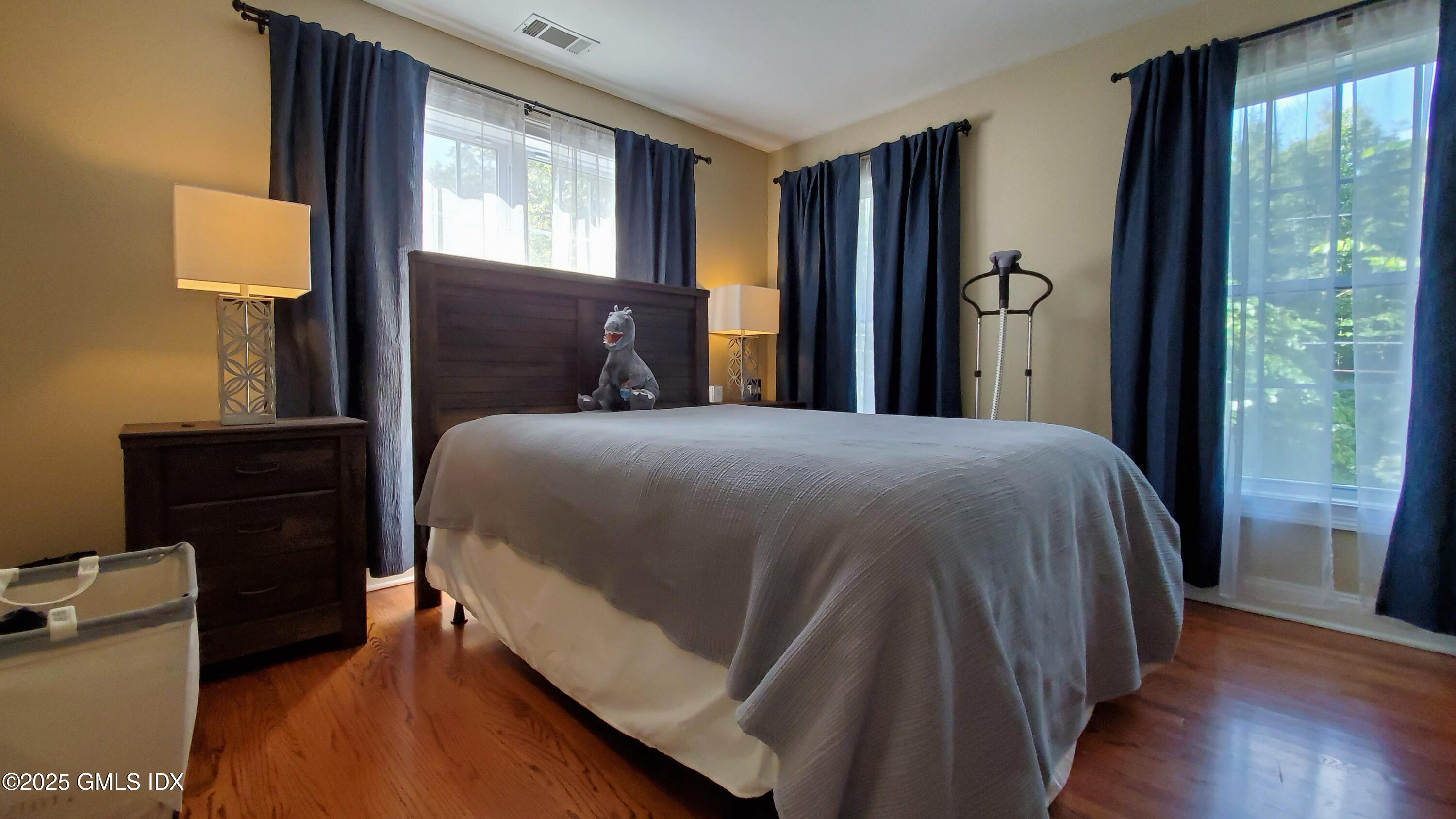 32 Cliff Avenue, 1