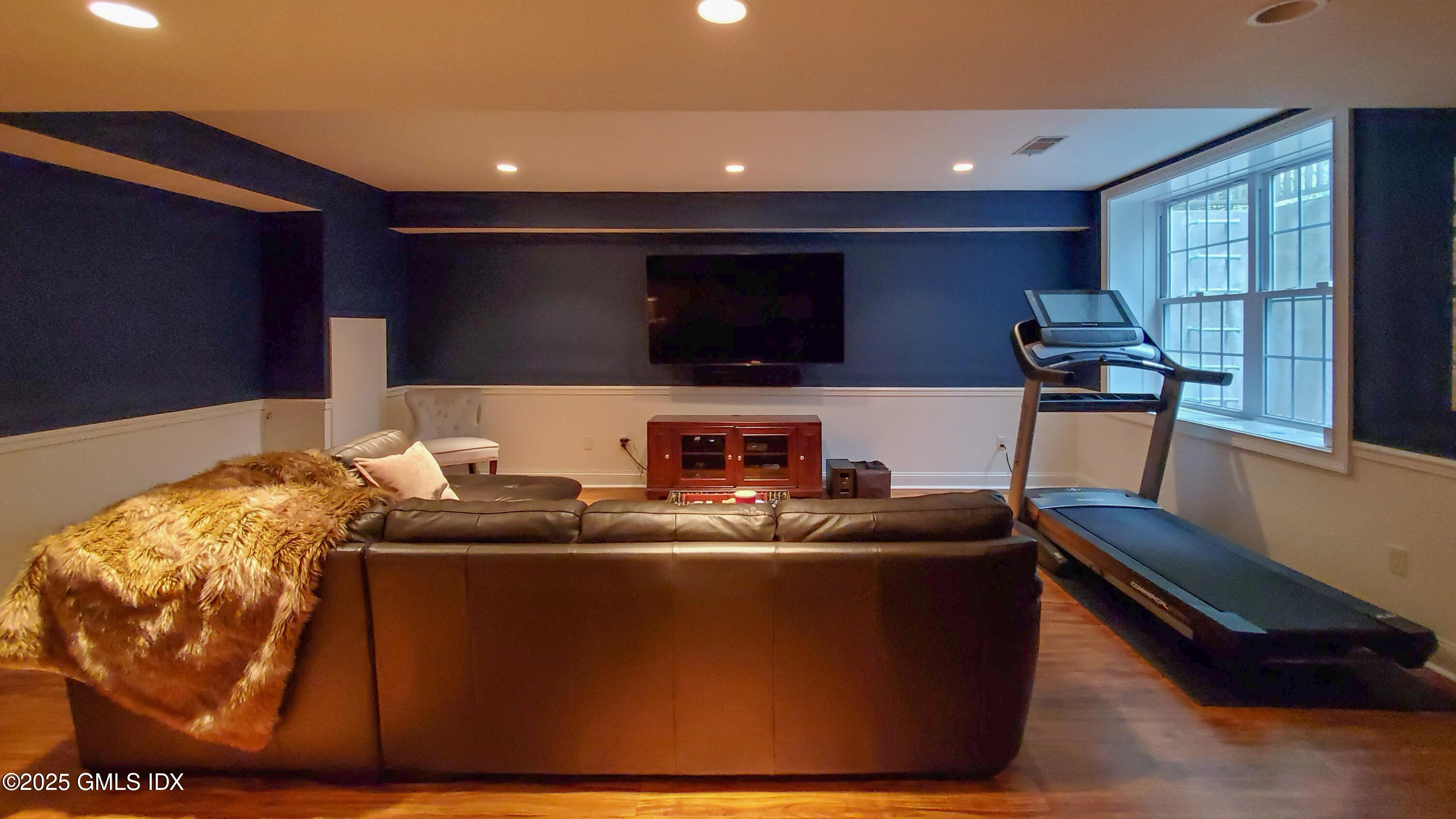 32 Cliff Avenue, 1