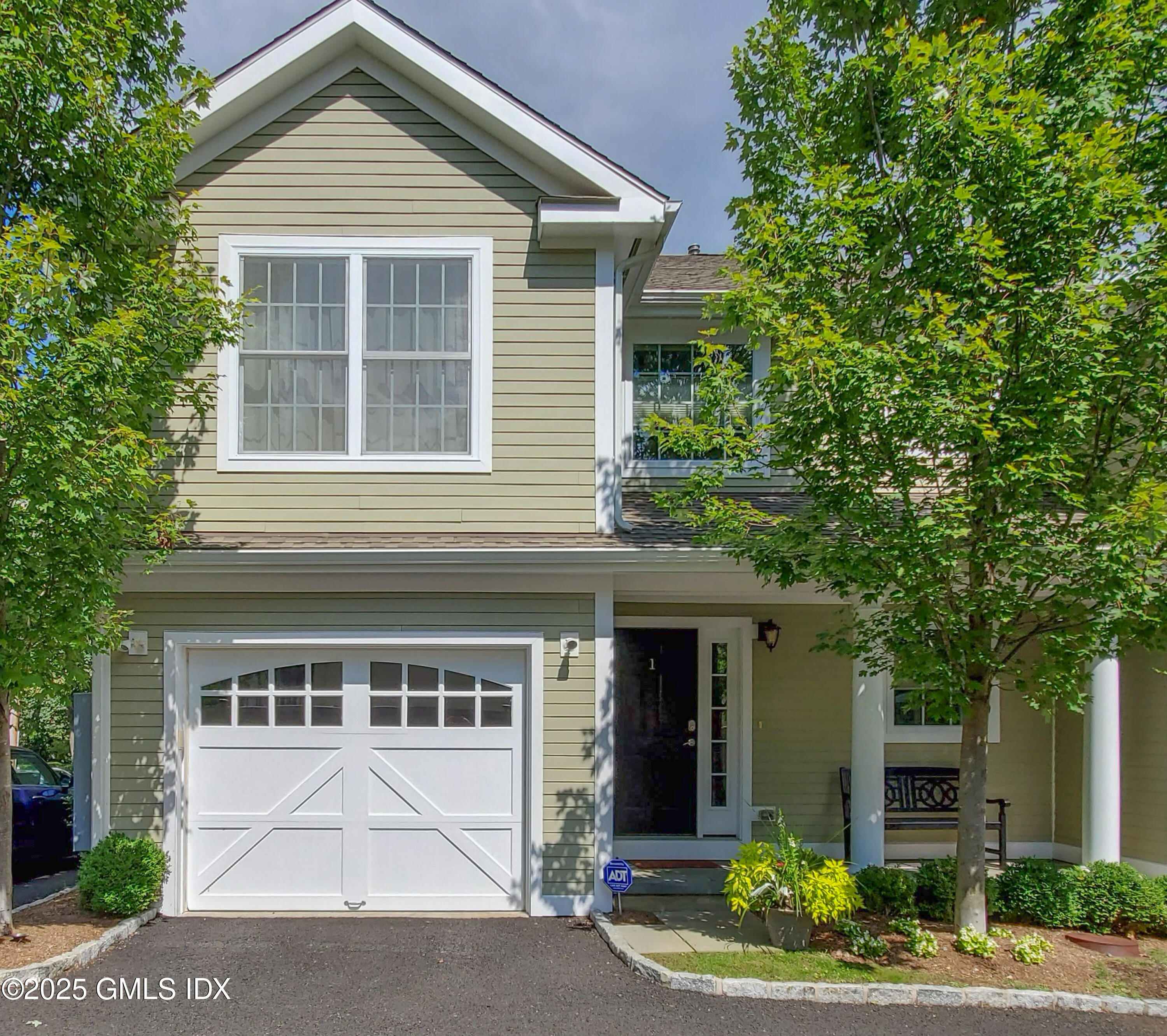 32 Cliff Avenue, 1