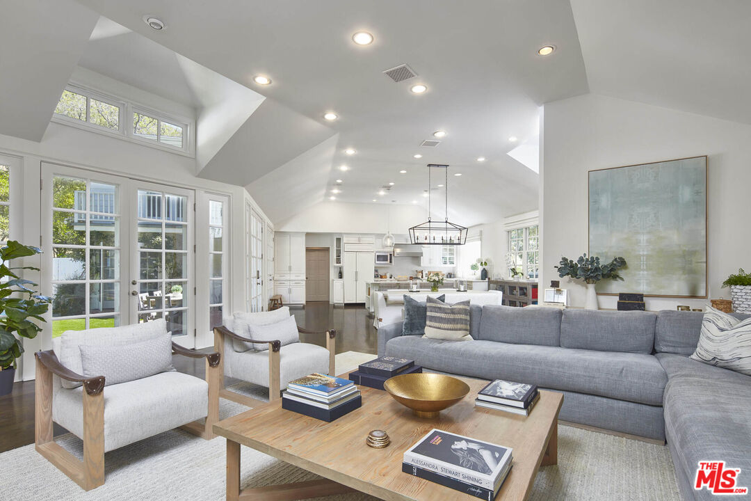 2774 Mandeville Canyon Rd