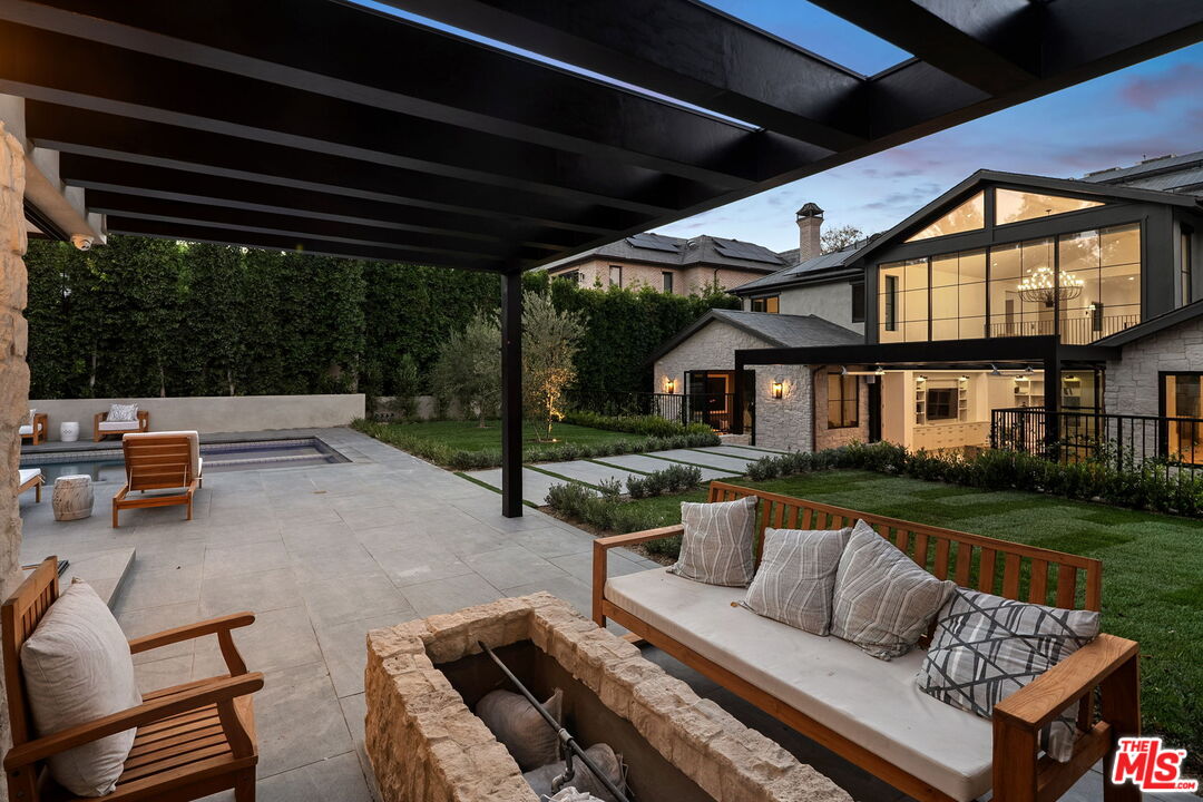 10444 Charing Cross Rd