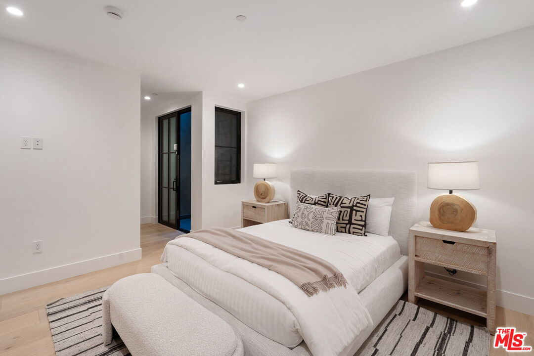 10444 Charing Cross Rd