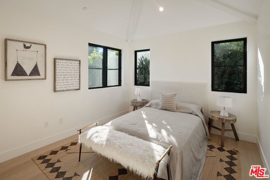 10444 Charing Cross Rd