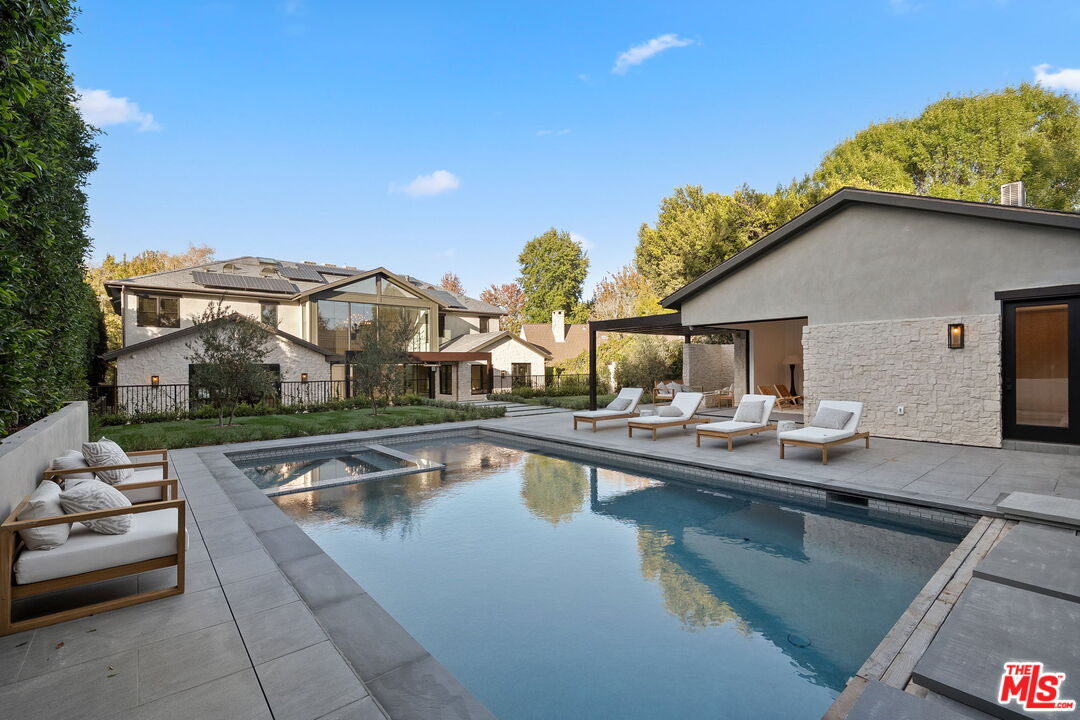 10444 Charing Cross Rd