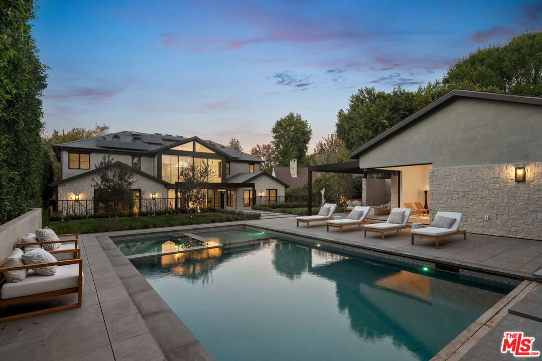 10444 Charing Cross Rd