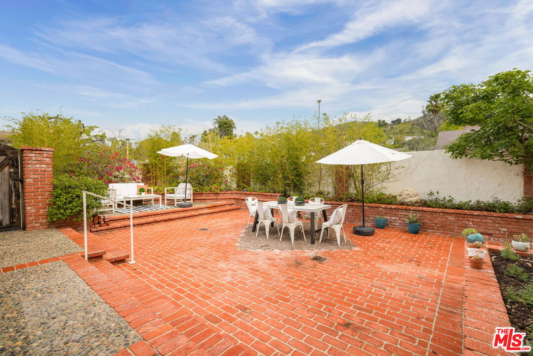 1387 Avenida De Cortez