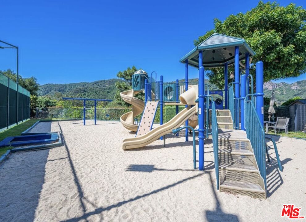 1387 Avenida De Cortez