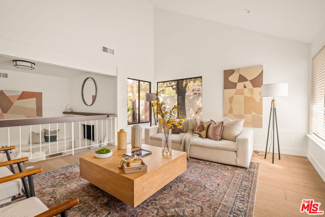 1387 Avenida De Cortez