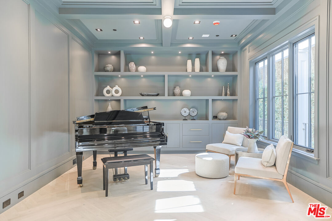 1072 Amalfi Dr