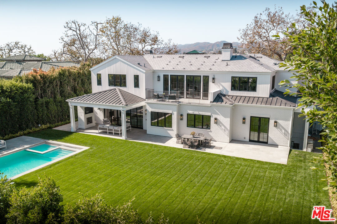 1072 Amalfi Dr