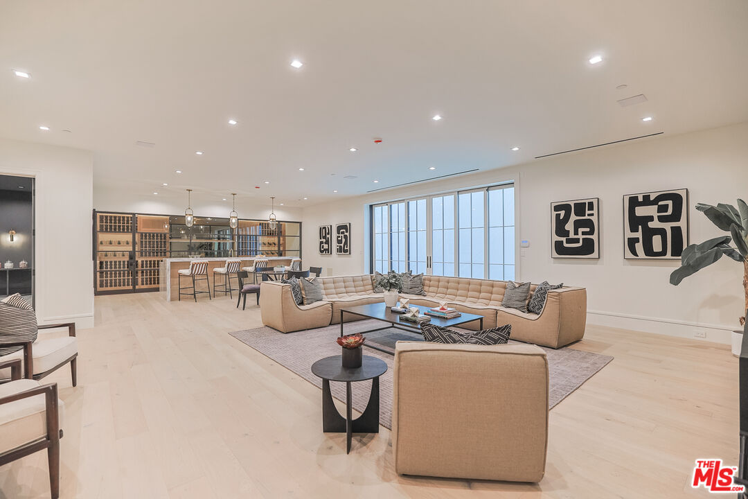 1072 Amalfi Dr