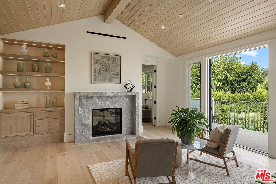 1072 Amalfi Dr