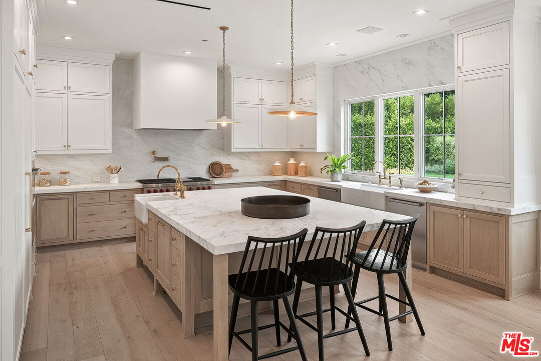 1072 Amalfi Dr