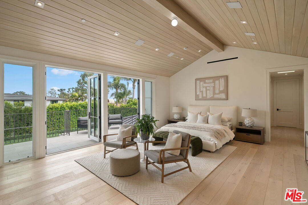 1072 Amalfi Dr