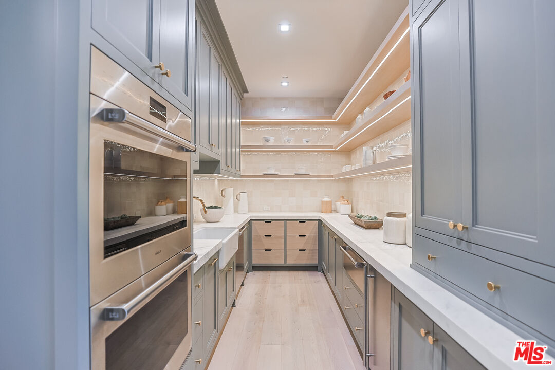 1072 Amalfi Dr