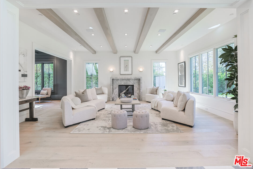 1072 Amalfi Dr