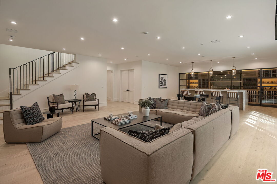 1072 Amalfi Dr