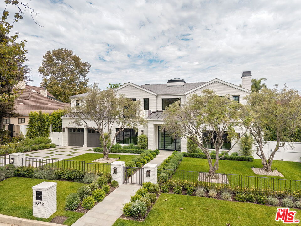 1072 Amalfi Dr