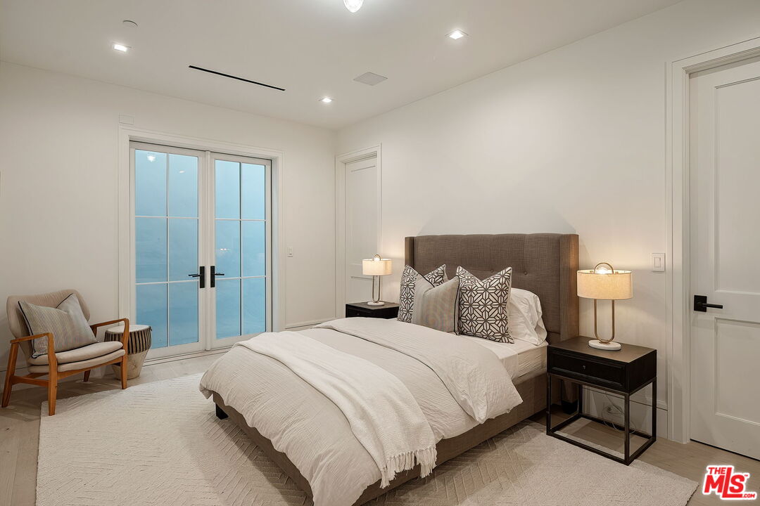 1072 Amalfi Dr