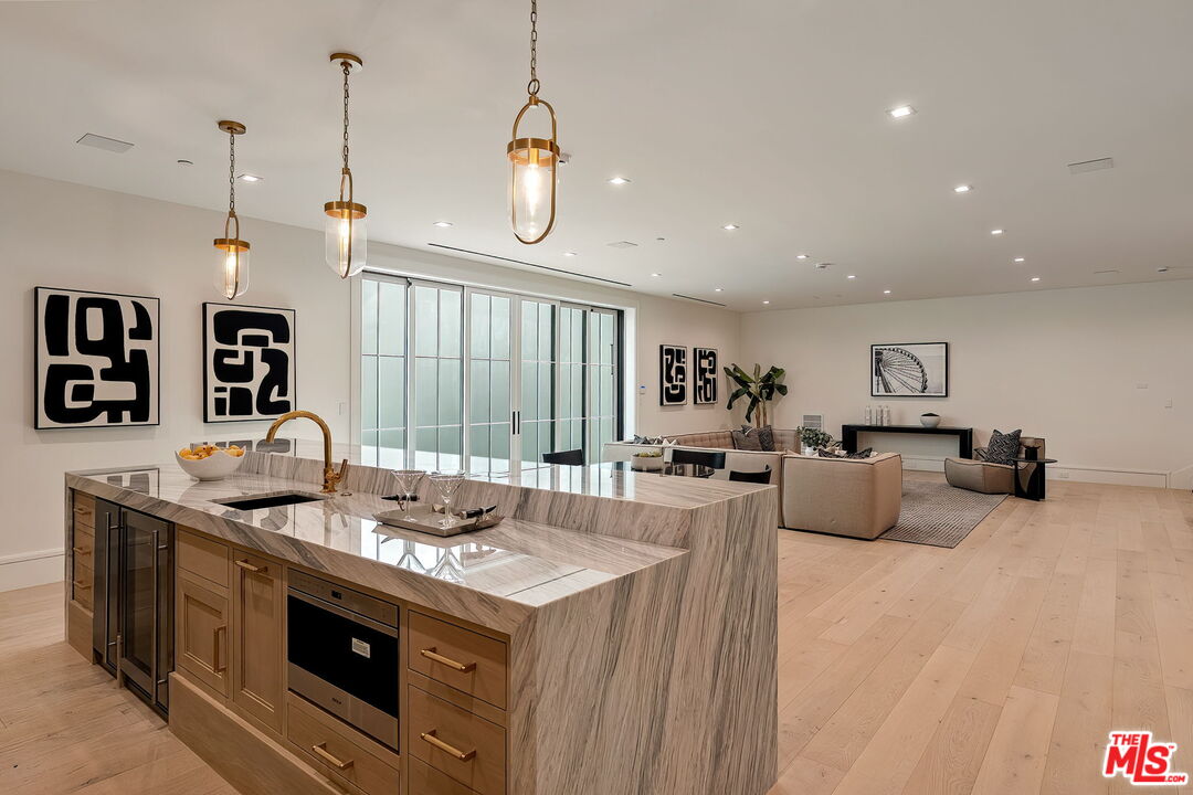 1072 Amalfi Dr