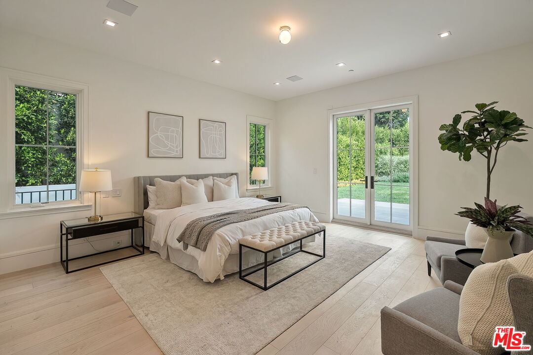 1072 Amalfi Dr