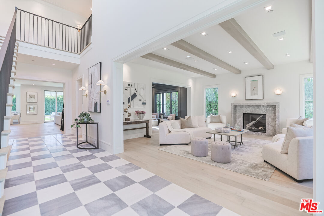 1072 Amalfi Dr