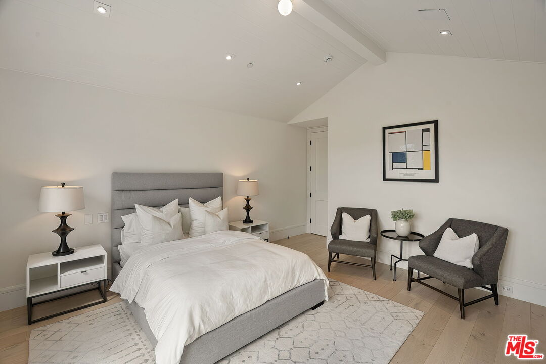 1072 Amalfi Dr
