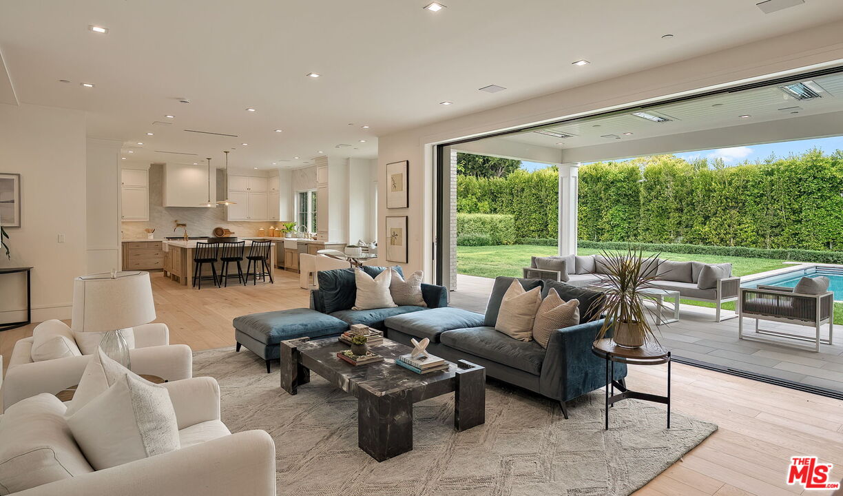 1072 Amalfi Dr