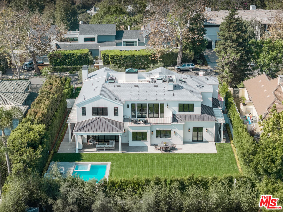 1072 Amalfi Dr