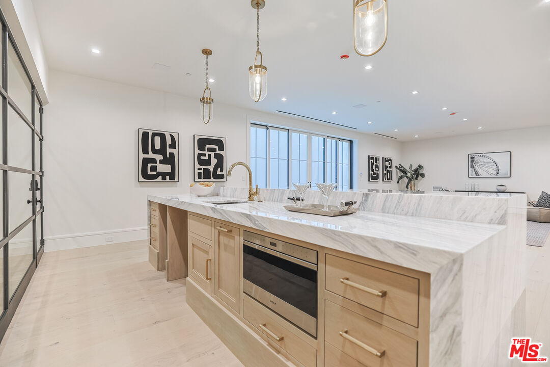 1072 Amalfi Dr