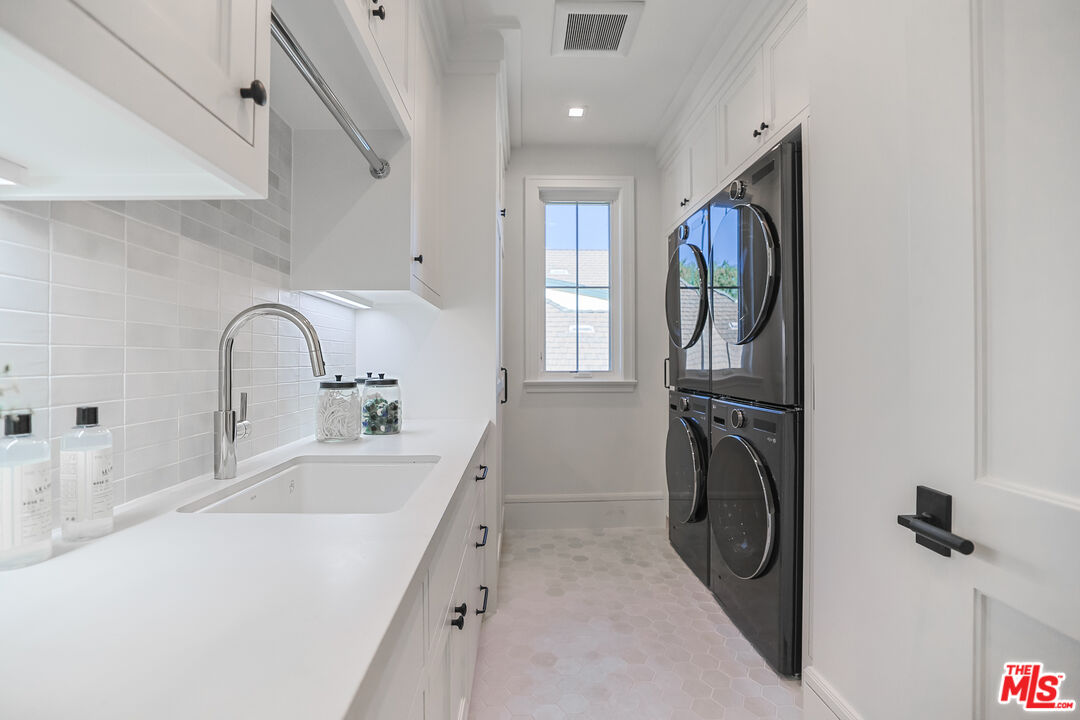 1072 Amalfi Dr