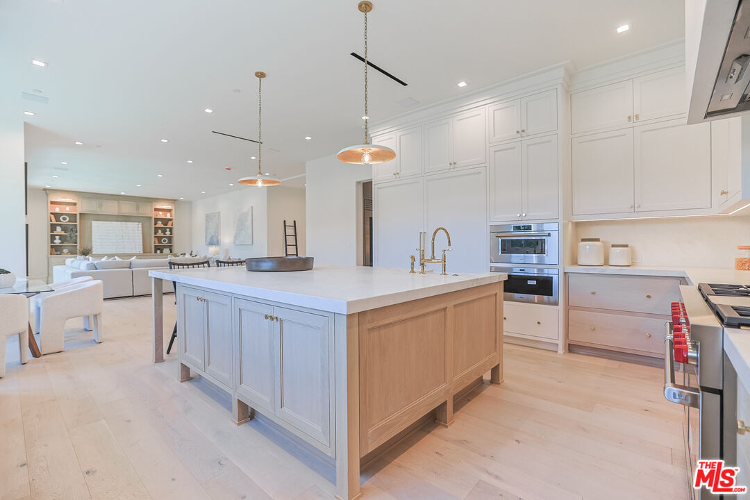 1072 Amalfi Dr