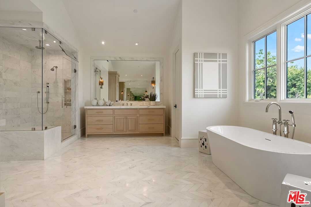 1072 Amalfi Dr