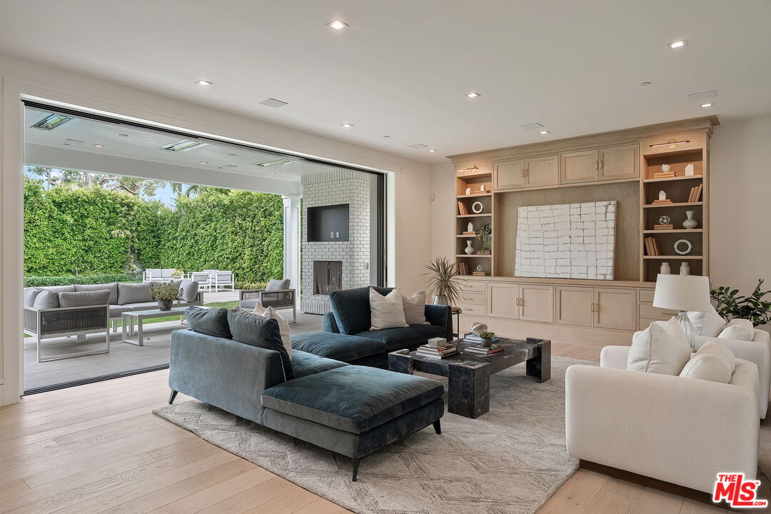 1072 Amalfi Dr