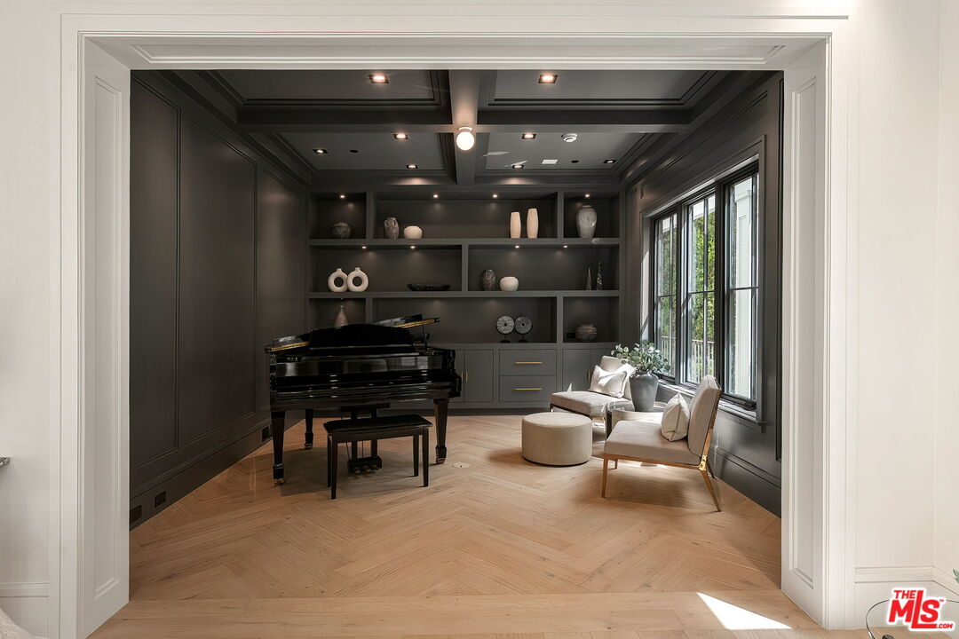 1072 Amalfi Dr