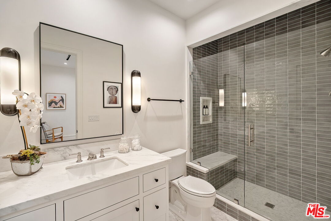 1072 Amalfi Dr