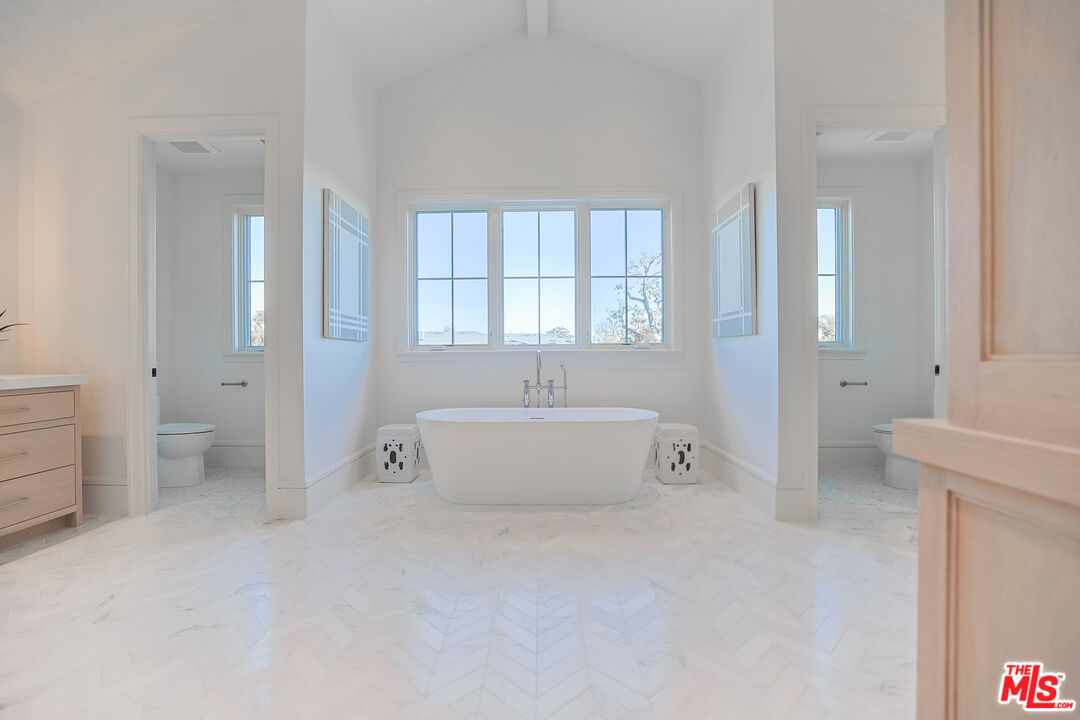 1072 Amalfi Dr
